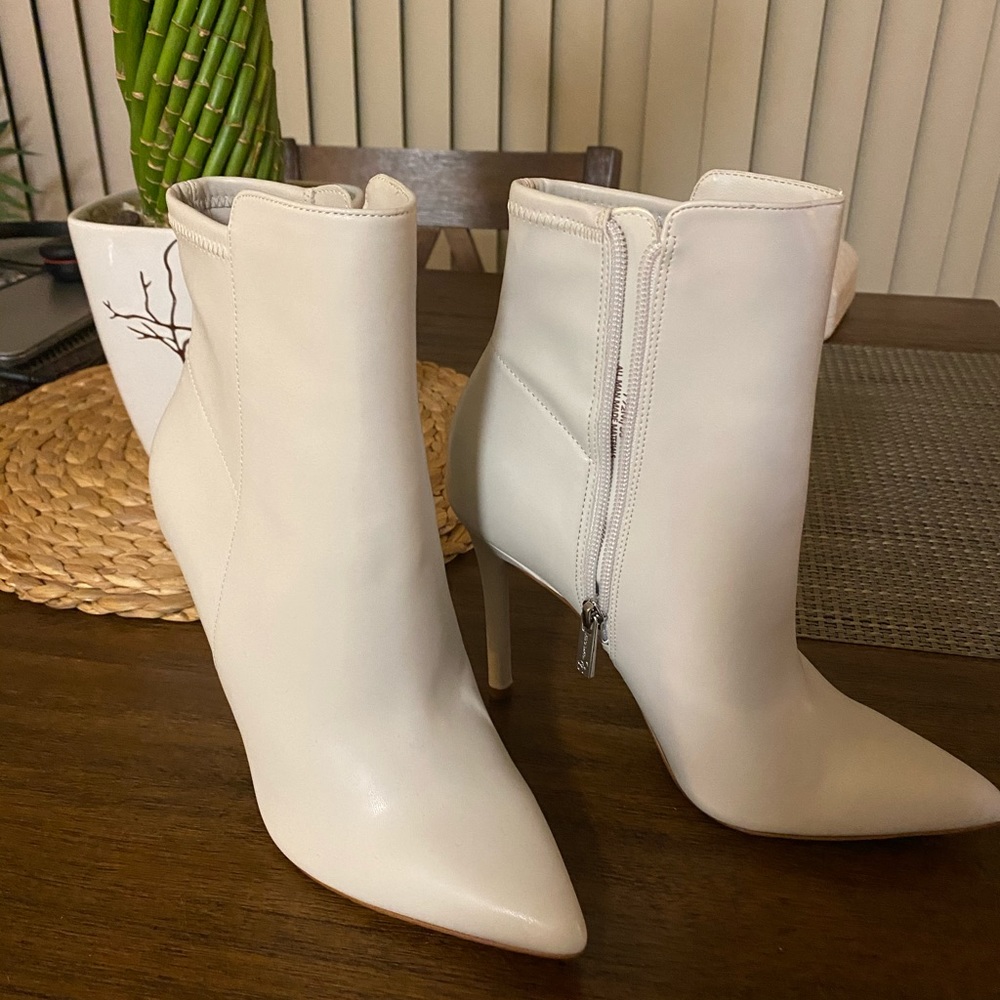 Jessica Simpson off white booties / boots
